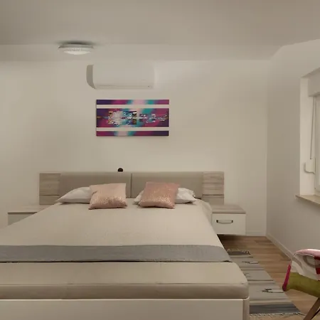 Alemar アパート Ližnjan