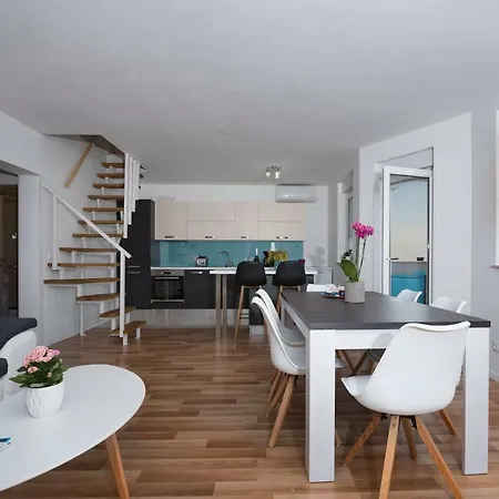 アパート Alemar Ližnjan